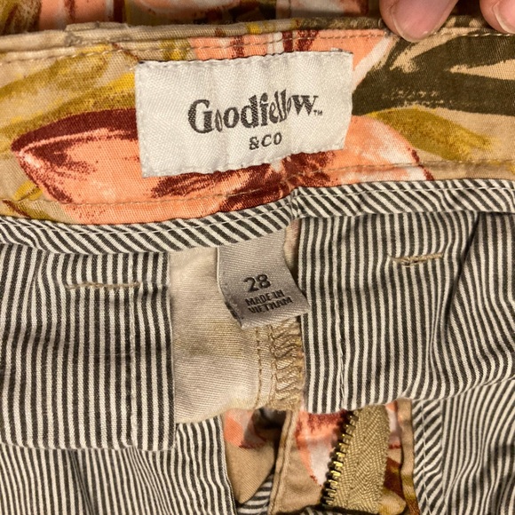 Men’s 28 Small Linden Flat Front Short 7 inch above knee floral print shorts - Picture 3 of 3